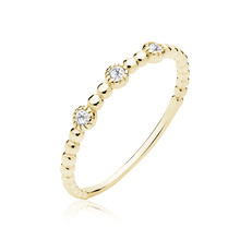 Pierścionek pozłacany z trzema malutkimi oczkami