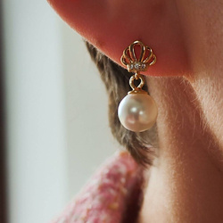 Kolczyki pozłacane muszelki z wiszącą perłą