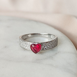 Pierścionek srebrny szeroki z rubinowym sercem
