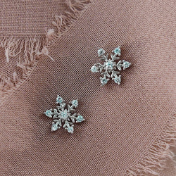 Kolczyki srebrne śnieżynki / płatki śniegu z białymi cyrkoniami