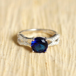 Pierścionek srebrny elegancki z dużym szafirowym oczkiem