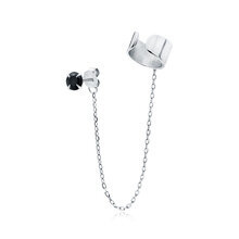 Kolczyk srebrny wkrętka z czarną cyrkonią i nausznicą na łańcuszku