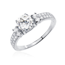 Pierścionek srebrny klasyczny błyszczący z białym oczkiem