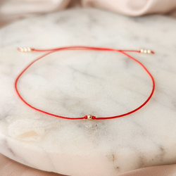 Bransoletka Rachela pozłacana na czerwonym sznurku na szczęście z kuleczką