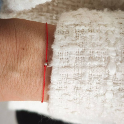 Bransoletka srebrna na czerwonym sznurku na szczęście z kuleczką