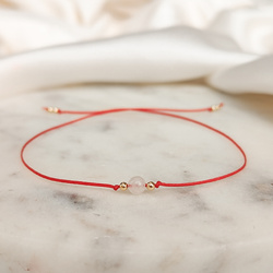 Bransoletka pozłacana na czerwonym sznurku z kamieniem księżycowym