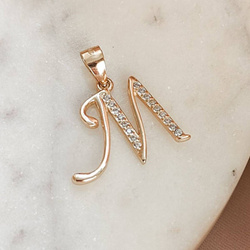 Zawieszka pozłacana ozdobna literka M