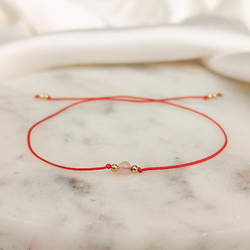 Bransoletka pozłacana na czerwonym sznurku z kwarcem różowym