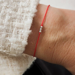 Bransoletka Rachela srebrna na czerwonym sznurku na szczęście z trzema kuleczkami