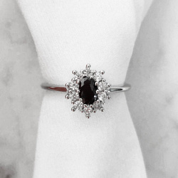 Pierścionek srebrny karmazycja z czarną cyrkonią