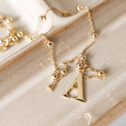 Naszyjnik pozłacany literka A na łańcuszku z kuleczkami