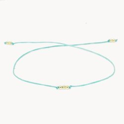 Bransoletka pozłacana na miętowym sznurku na szczęście z trzema kuleczkami