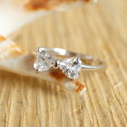 Pierścionek srebrny biała kokardka