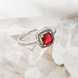 Pierścionek srebrny klasyczny z kwadratową czerwoną cyrkonią