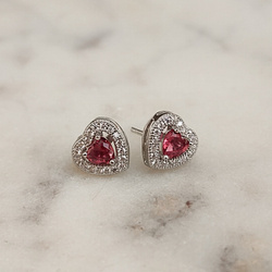 Kolczyki srebrne serduszka z czerwoną cyrkonią