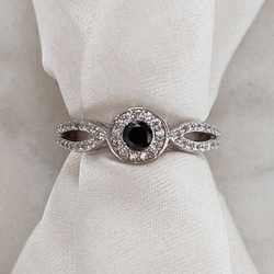 Pierścionek srebrny elegancki z czarnym oczkiem