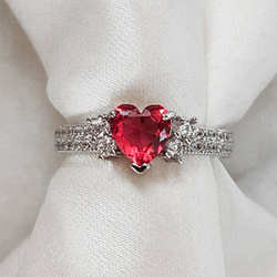 Pierścionek srebrny z serduszkiem czerwone serce z cyrkoniami