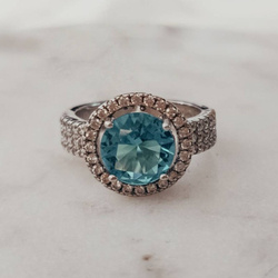 Pierścionek srebrny z akwamarynowym oczkiem i wysadzaną cyrkoniami szyną