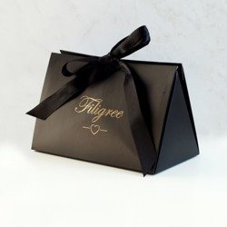 Czarne opakowanie prezentowe ze złotym nadrukiem