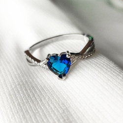 Pierścionek srebrny delikatne niebieskie serce z cyrkoniami