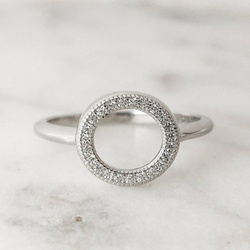 Pierścionek srebrny okrąg z białymi cyrkoniami