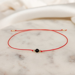 Bransoletka Rachela pozłacana na czerwonym sznurku z onyksem