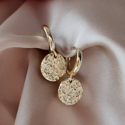 Kolczyki pozłacane kółka z wiszącą młotkowaną blaszką