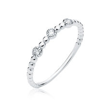 Pierścionek srebrny z trzema malutkimi oczkami