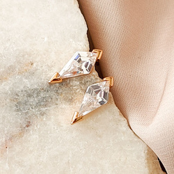 Kolczyki pozłacane podłużne wkręty romby z białą cyrkonią