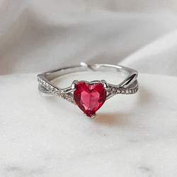 Pierścionek srebrny delikatne czerwone serce z cyrkoniami